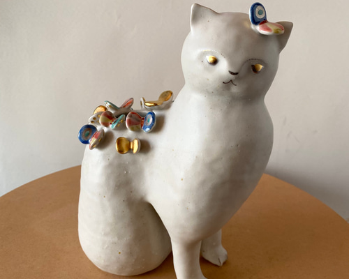 かとうゆみ　陶器 猫の置物 花瓶 かとうゆみ 陶器 猫の置物 花瓶 - メルカリ