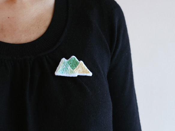 刺繍のブローチ・山 1枚目の画像