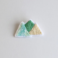 刺繍のブローチ・山 2枚目の画像