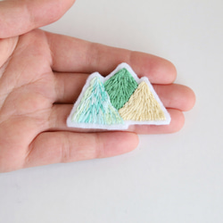 刺繍のブローチ・山 5枚目の画像