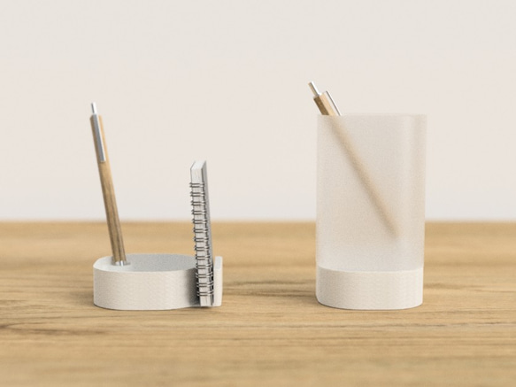 ペン、手帳スタンド付の小物入れ(MUJIのペンシルスタンドを上に置けます！） 1枚目の画像