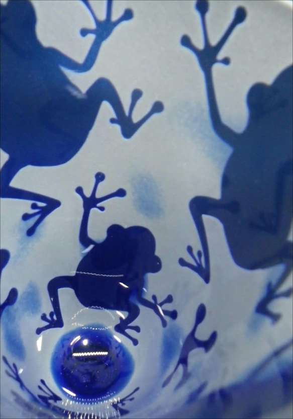 【被せ脚付きグラス 青】 カエル柄 5枚目の画像