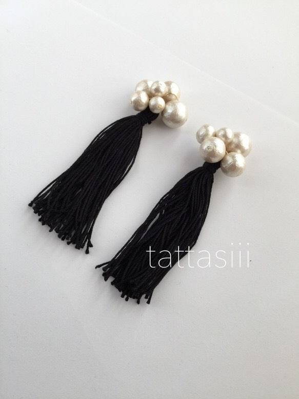 タッセルpierced earrings[墨] 1枚目の画像