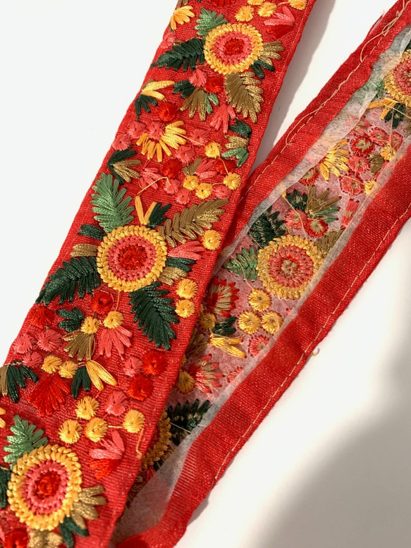 刺繍リボン テープ　花柄　ベース生地：チェリーレッド 4枚目の画像