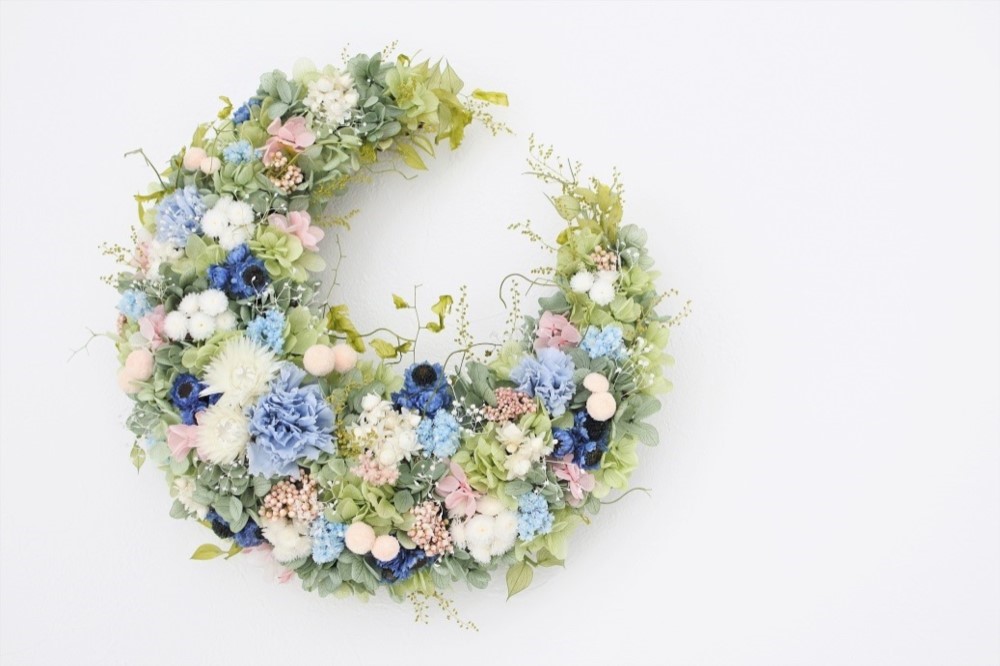 ミストブルーの三日月リース25㎝　プリザーブドフラワー　カーネーション　グリーン