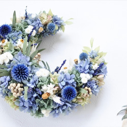 【夏の誕生花】プリザーブドラベンダーと紫陽花の三日月リース・25㎝ 3枚目の画像