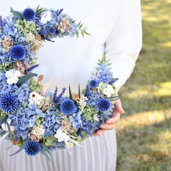 【夏の誕生花】プリザーブドラベンダーと紫陽花の三日月リース　30㎝ 1枚目の画像