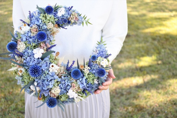 【夏の誕生花】プリザーブドラベンダーと紫陽花の三日月リース　30㎝ 1枚目の画像