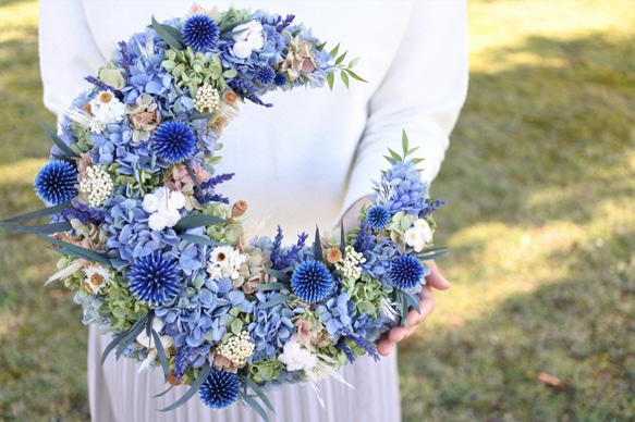 【夏の誕生花】プリザーブドラベンダーと紫陽花の三日月リース　30㎝ 4枚目の画像