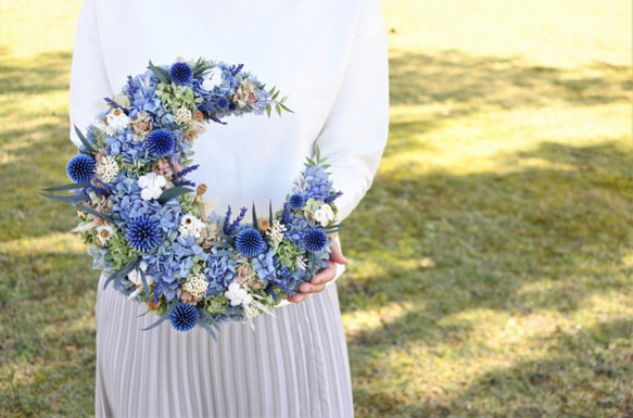 【夏の誕生花】プリザーブドラベンダーと紫陽花の三日月リース　30㎝ 5枚目の画像