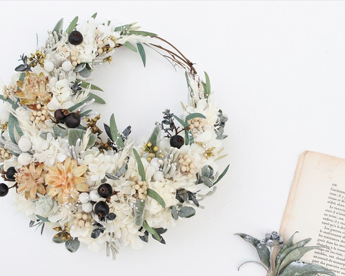 エクリュホワイトの三日月リース25㎝ プリザーブドフラワー ユーカリ