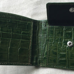 牛革二つ折り財布　クロコダイル型押し・緑 4枚目の画像