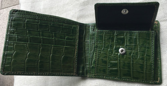 牛革二つ折り財布　クロコダイル型押し・緑 4枚目の画像
