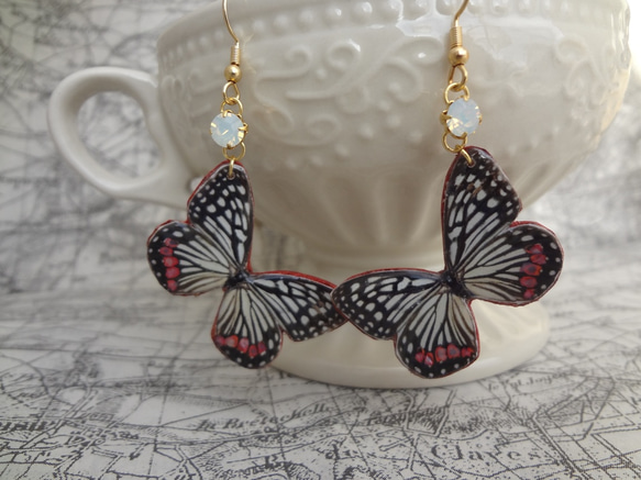 白い蝶とオパールカラーのストーンのピアス（イヤリング可） 2枚目の画像