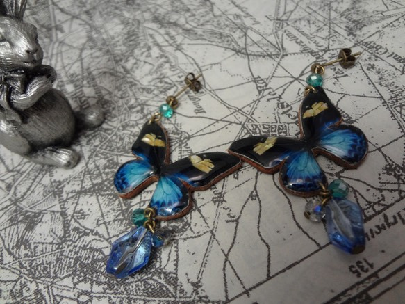 青い蝶とチェコビーズのピアス 1枚目の画像