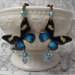青い蝶とチェコビーズのピアス 2枚目の画像