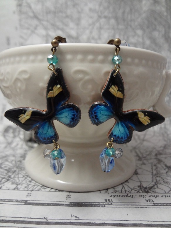 青い蝶とチェコビーズのピアス 2枚目の画像