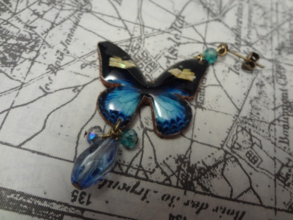 青い蝶とチェコビーズのピアス 3枚目の画像
