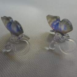 小さな蝶のイヤリング（オオムラサキ） 2枚目の画像