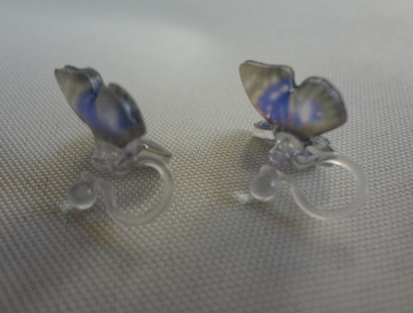 小さな蝶のイヤリング（オオムラサキ） 2枚目の画像