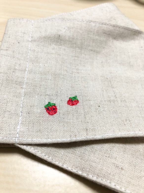 天然素材手作りマスク『いちごの刺繍 麻布』　　　　　　※受注制作 4枚目の画像