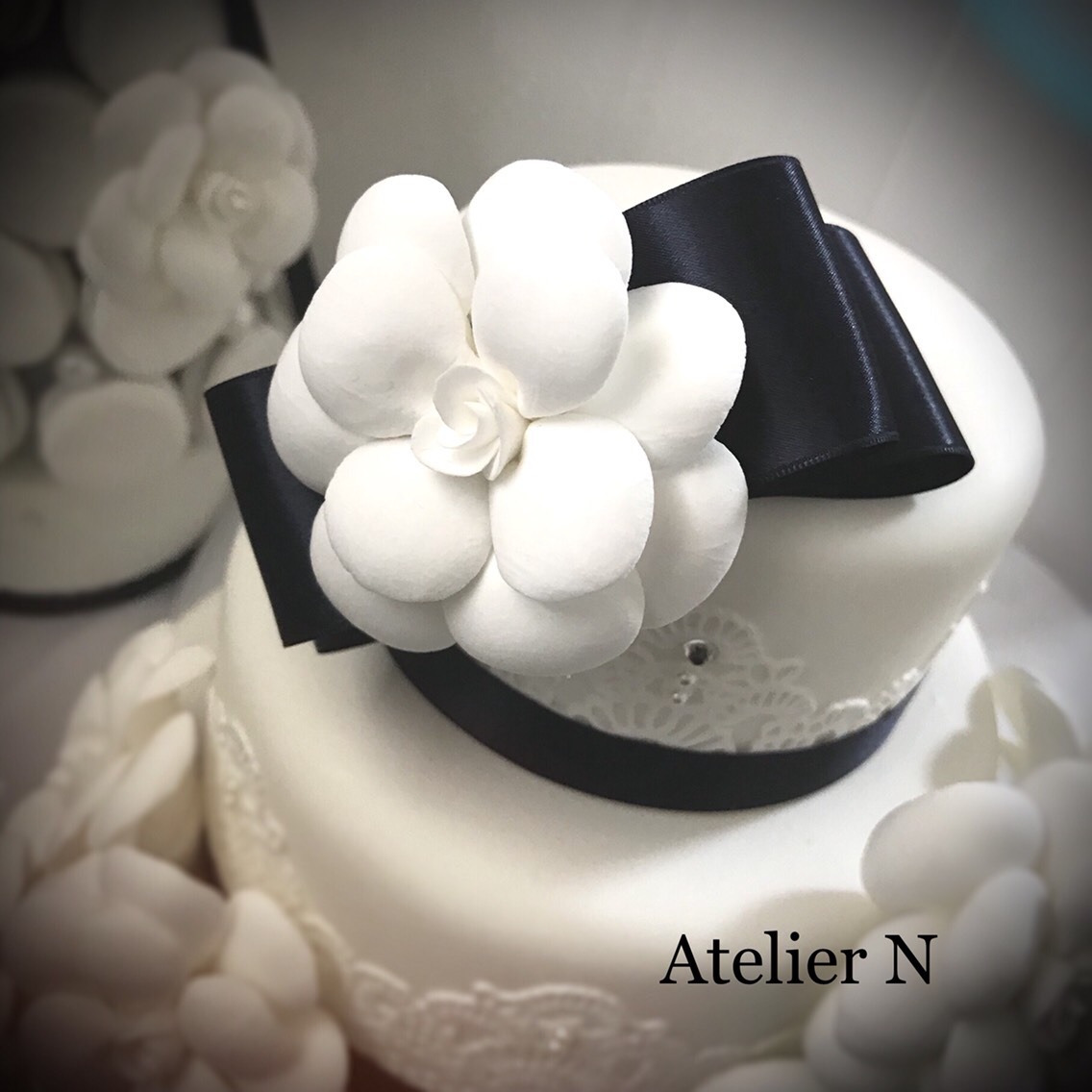 カメリアのエレガント三段クレイケーキ