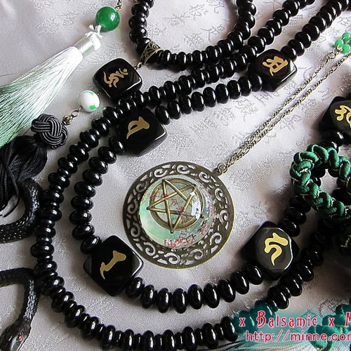 陰陽師≪降三世≫】木の性ヴィンテージガラスビーズと五芒星畜光レジン  