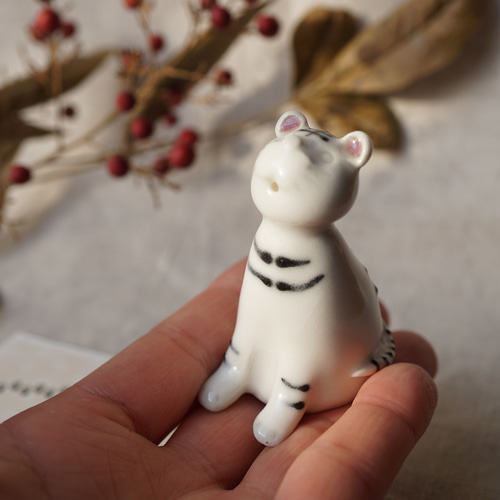 見守る虎とボール 置物 / 陶器 干支・寅 /Creema限定 その他置物