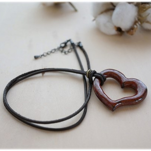 陶器製オープンハートネックレス（鉄赤 渋め） ネックレス・ペンダント