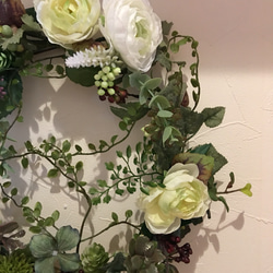 母の日？❣️( ◠‿◠ )お花大好きな方へオススメ！！年中飾れるグリーンとラナンキュラスの豪華リース❗️オーダー作品 4枚目の画像