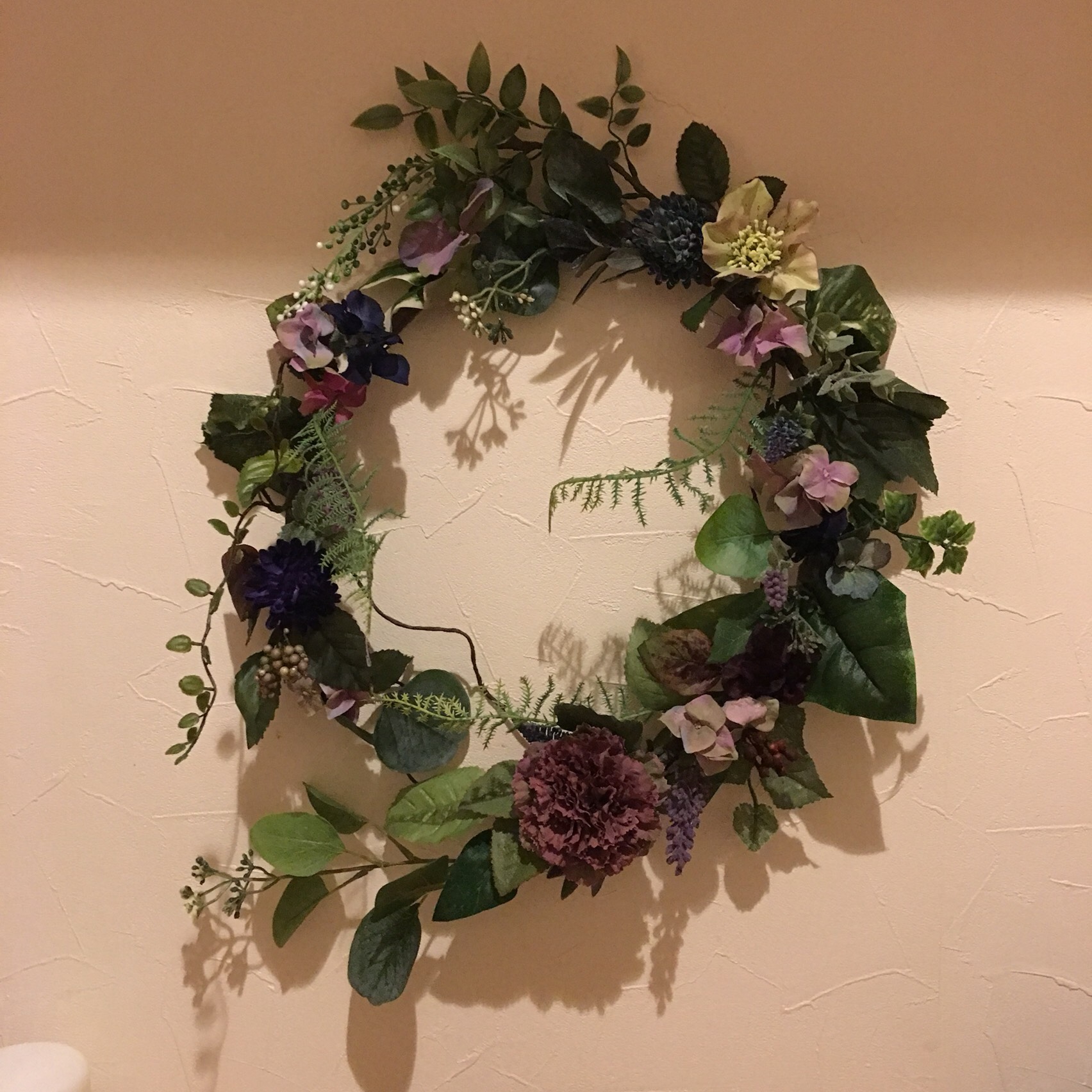 ワイルドなピンクのクラシカルなアジサイと、ネイビーの組み合わせクリスマスローズを添えて❣️