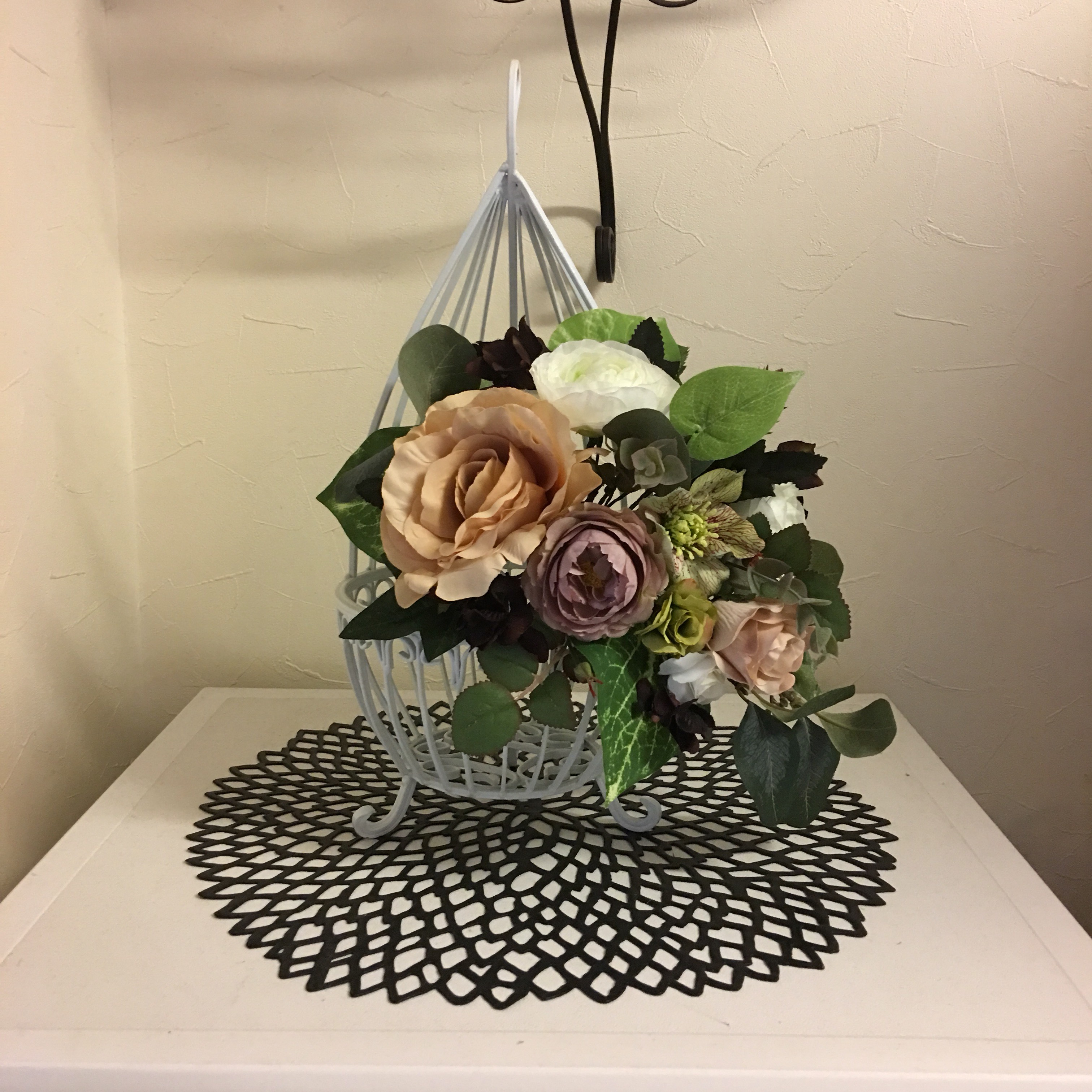 フレンチシックシリーズ❣️ミルクティー色の薔薇とチョコレート色のアジサイのアレンジ