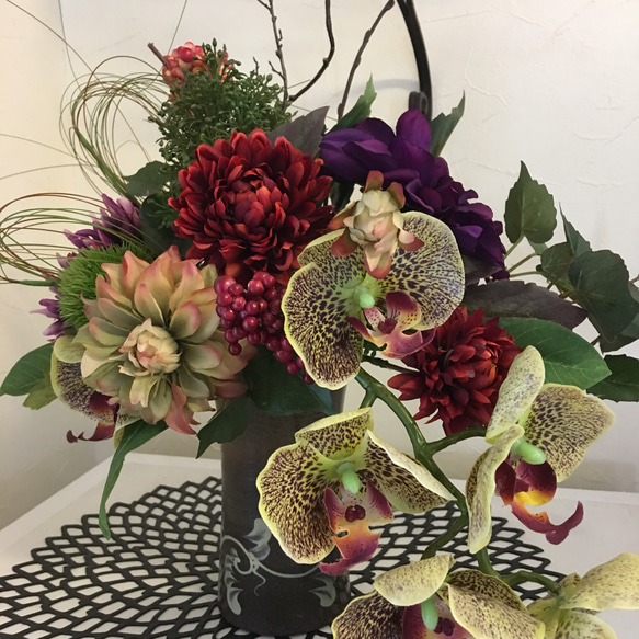 豪華！和モダンブーケ！花器で雰囲気が変わるお得なアレンジブーケ、レッドダリアと胡蝶蘭 2枚目の画像