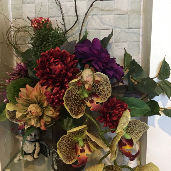 豪華！和モダンブーケ！花器で雰囲気が変わるお得なアレンジブーケ、レッドダリアと胡蝶蘭 3枚目の画像