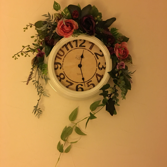 時計を飾ろうシリーズ！細めガーランドスタイル！シックな薔薇とラナンキュラスのアレンジ 1枚目の画像