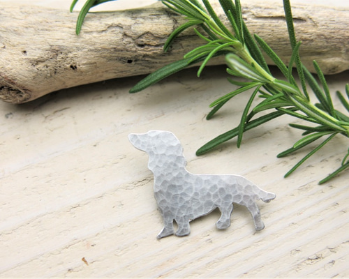 ミニチュアダックスのブローチ《アルミニウム》 ブローチ yamaneko