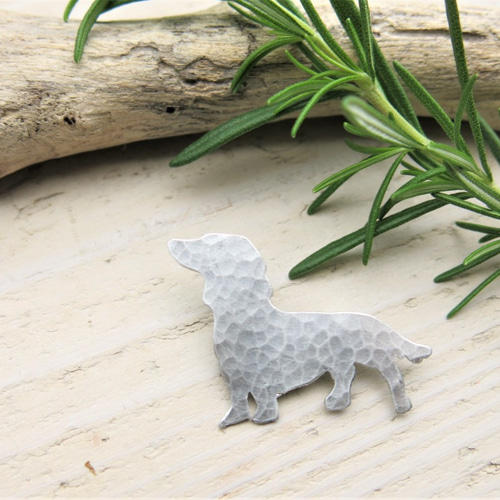 ミニチュアダックスのブローチ《アルミニウム》 ブローチ yamaneko  