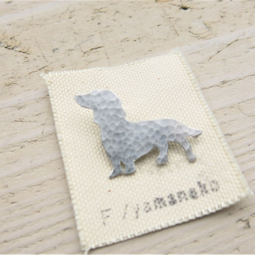 ミニチュアダックスのブローチ《アルミニウム》 ブローチ yamaneko