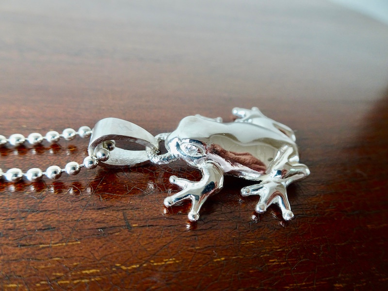 仁尾彫金『目がダイヤ雨蛙ペンダント』ハンドメイド487