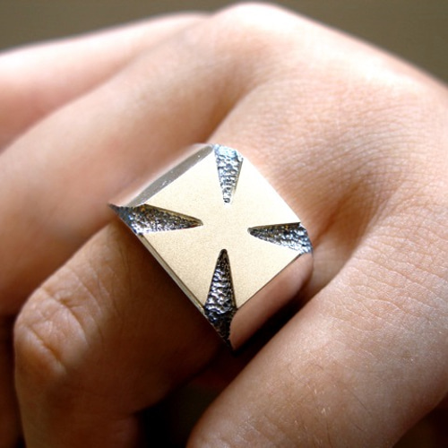 仁尾彫金『ゴールドアイアンクロスプレート印台リング』ハンドメイド94  