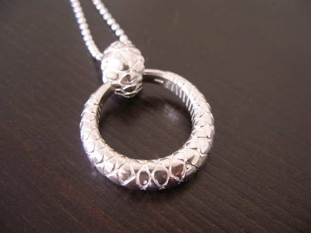 仁尾彫金『パイソンペンダント、燻なし』ハンドメイド475