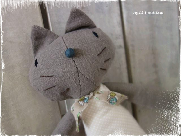 【M様オーダー品】ねこのモカモカ～ベージュドットドレス～リバティストール 1枚目の画像