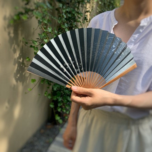 京扇子 箔図 image1 黒 唐木 その他ファッション雑貨 金彩扇子 京扇子 箔図 image1 黒 唐木 その他ファッション雑貨 金彩扇子