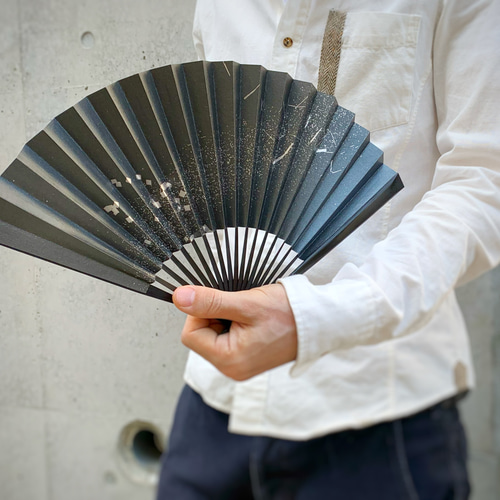 京扇子 箔図 image1 黒 黒骨 その他ファッション雑貨 金彩扇子