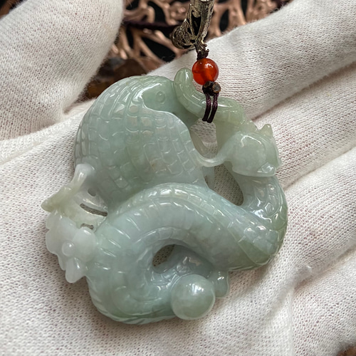 翡翠彫刻ペンダント 人物と波のデザイン