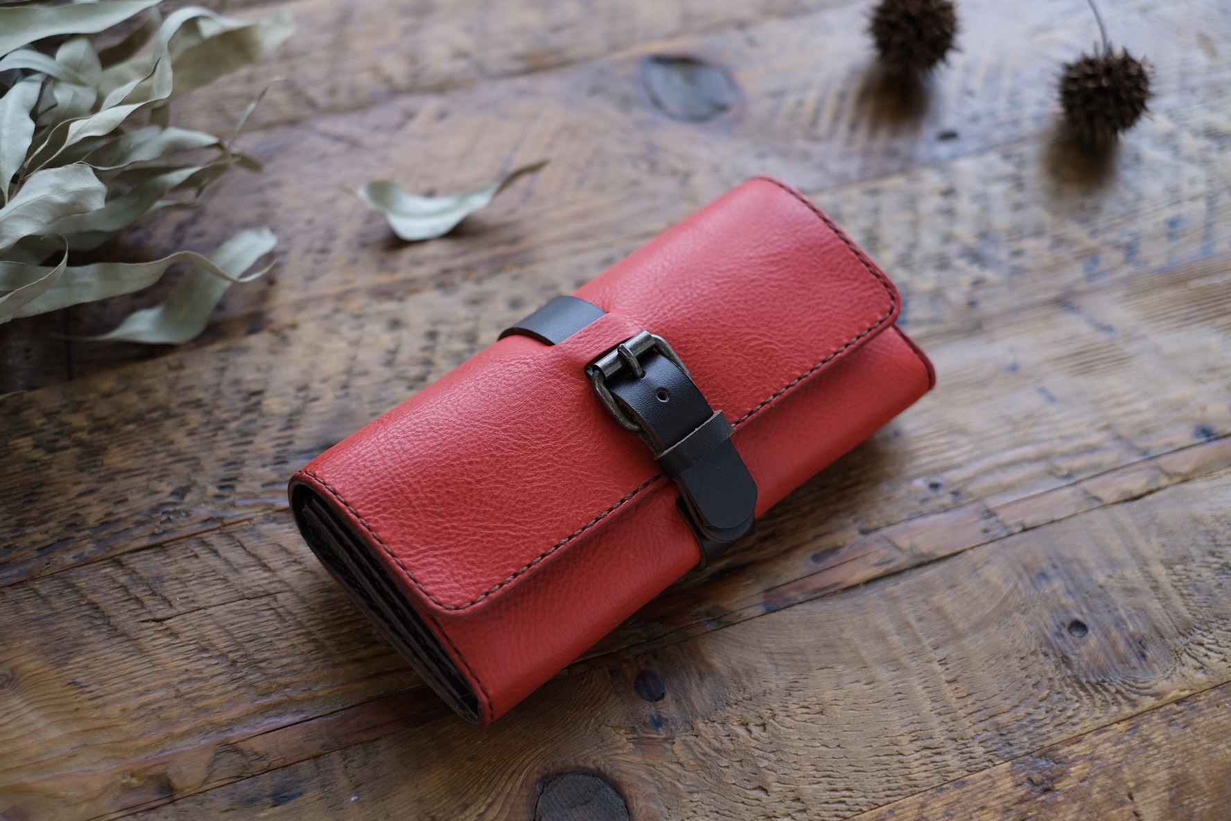本革の温もりを［ベルト式長財布 ミネルバボックス レッド］ 手縫い