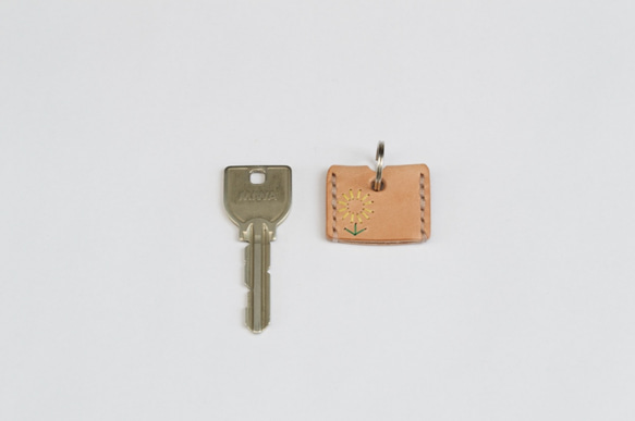 鍵に着させる本革 "刺繍入りキーカバー” 2枚目の画像