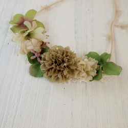 花のネックレス（オリーブグリーン） 2枚目の画像