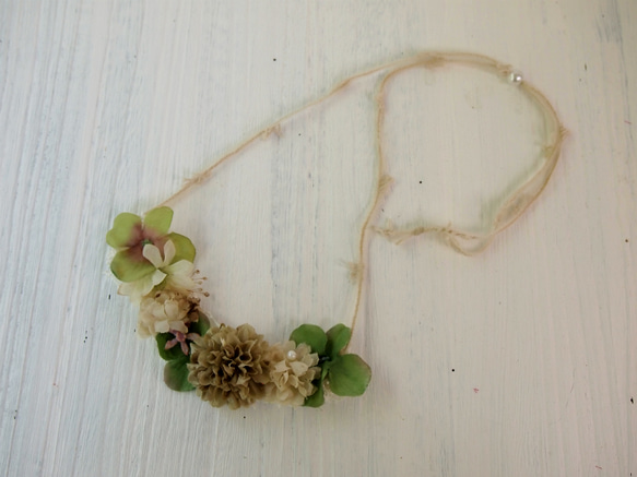 花のネックレス（オリーブグリーン） 4枚目の画像
