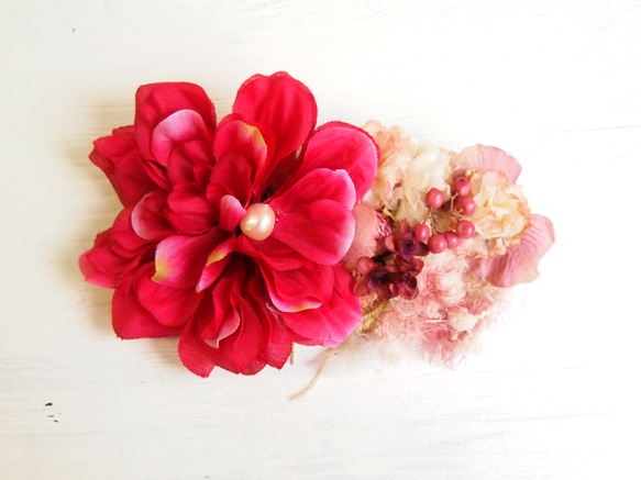 花のヘアクリップ（紅） 1枚目の画像